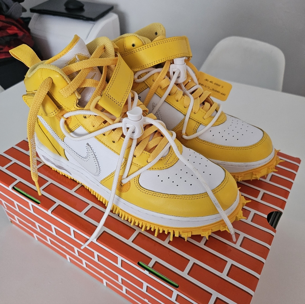 NIKE x Off-White Yellow and White Sneakers - Picture 3 of 6